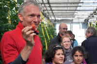Thomas Sannmann präsentierte die erste rote Tomate der Saison 2012. Foto: Malte Kramer