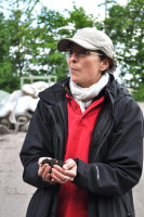Auf dem Kompost-Platz erklärte Andrea Porps den Gästen der Gärtnerei die Herstellung von Sannmanns Qualitäts-Kompost. Foto: Malte Kramer