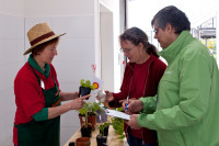 Viele Besucher kannten sich gut aus beim Pflanzen- und Saatgutquiz am Infostand.