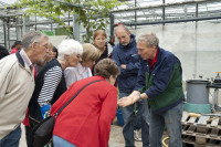 Thomas Sannmann zeigt seinen Gästen den Komposttee-Extrakt aus der neuen Komposttee-Anlage.