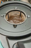 Ein Blick in den mit frischem Kompost gefüllten Teefilter im Sprudelbad des Komposttee-Bereiters.